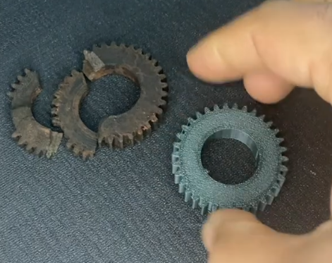 Kaputtes und neu 3D gedrucktes Ersatz Zahnrad im Vergleich